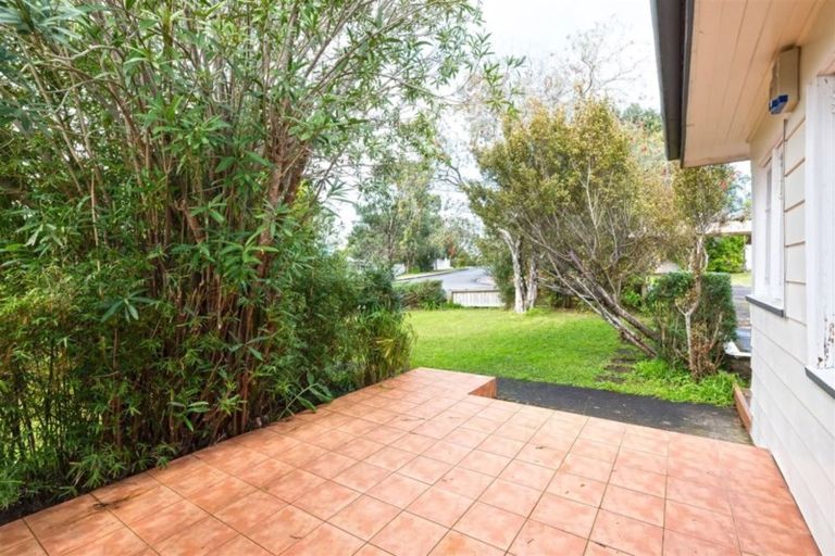 Photo of property in 15 Cleve Road, Green Bay, Auckland, 0604