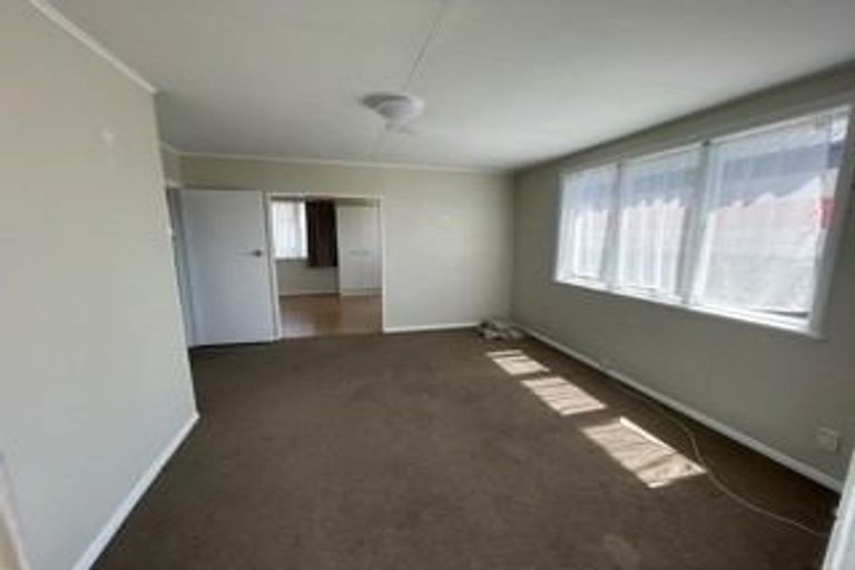 Photo of property in 1/47 Luckens Road, West Harbour, Auckland, 0618