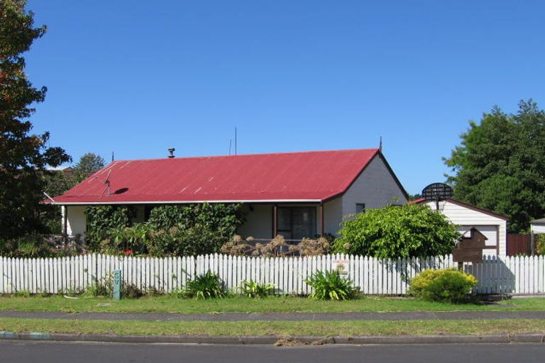 Photo of property in 2 Eagleson Street, Northcross, Auckland, 0632
