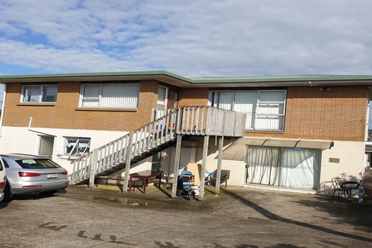 Photo of property in 1/940 East Coast Road, Northcross, Auckland, 0630