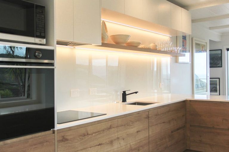 Photo of property in 15 Piha Road, Piha, New Lynn, 0772