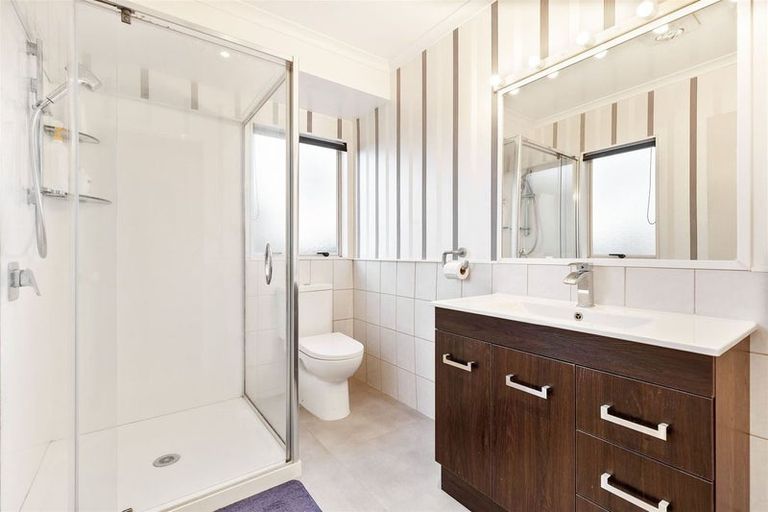 Photo of property in 13 Bridgehead Cove, West Harbour, Auckland, 0618