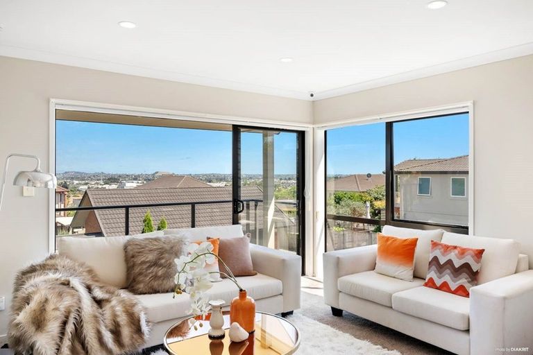 Photo of property in 21 Fairbairn Place, East Tamaki Heights, Auckland, 2016