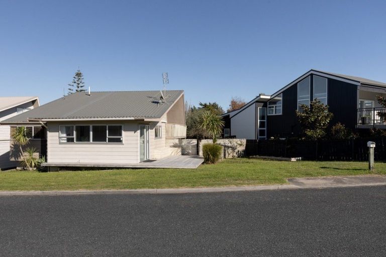 Photo of property in 144 Karewa Parade, Papamoa Beach, Papamoa, 3118
