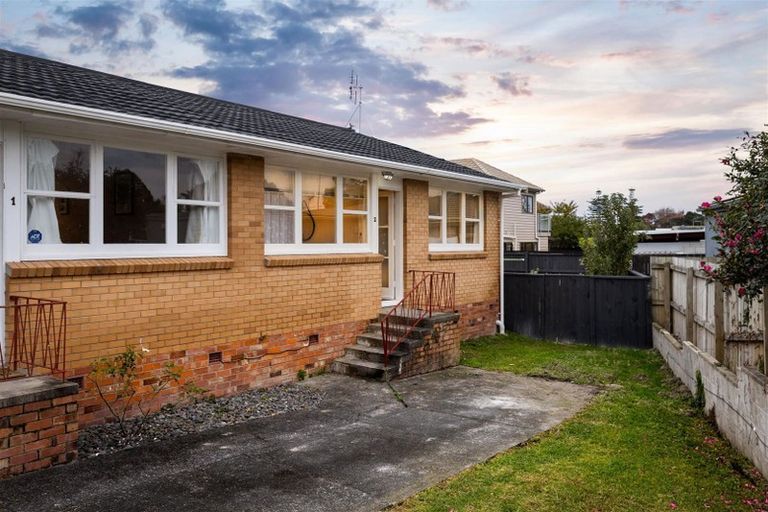 Photo of property in 2/102 Mcleod Road, Te Atatu South, Auckland, 0610