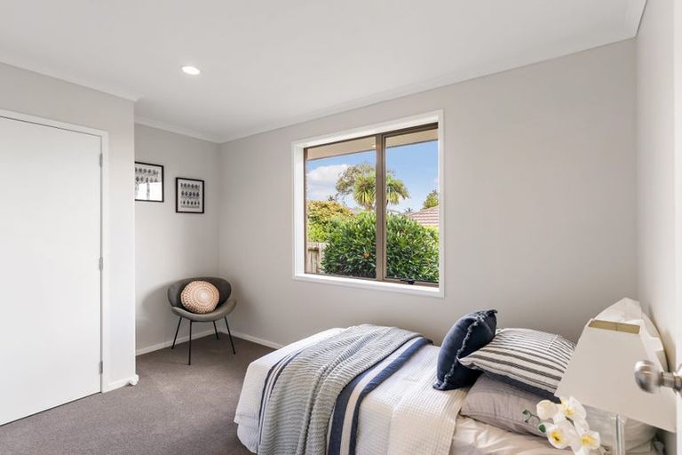 Photo of property in 5 Sunvista Avenue, Oteha, Auckland, 0632