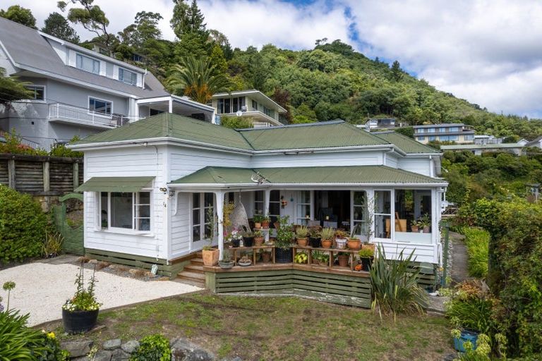 Photo of property in 14 Broadway, Picton, 7220