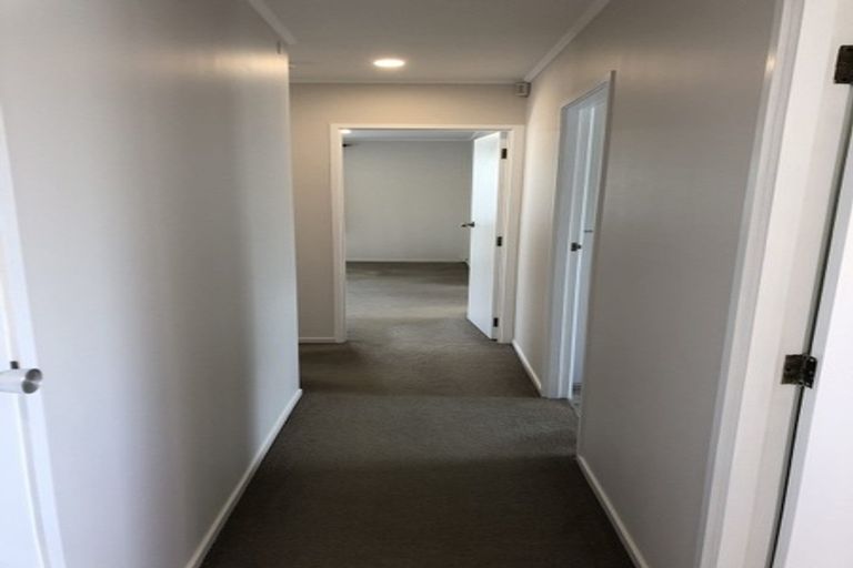 Photo of property in 2 Glucina Place, Glen Eden, Auckland, 0602