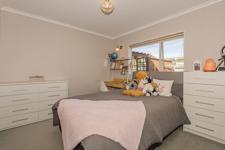 Photo of property in 16 Resolution Place, One Tree Point, 0118