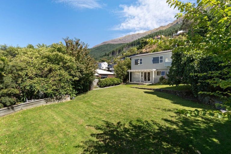 Photo of property in 27 Avalon Crescent, Fernhill, Queenstown, 9300