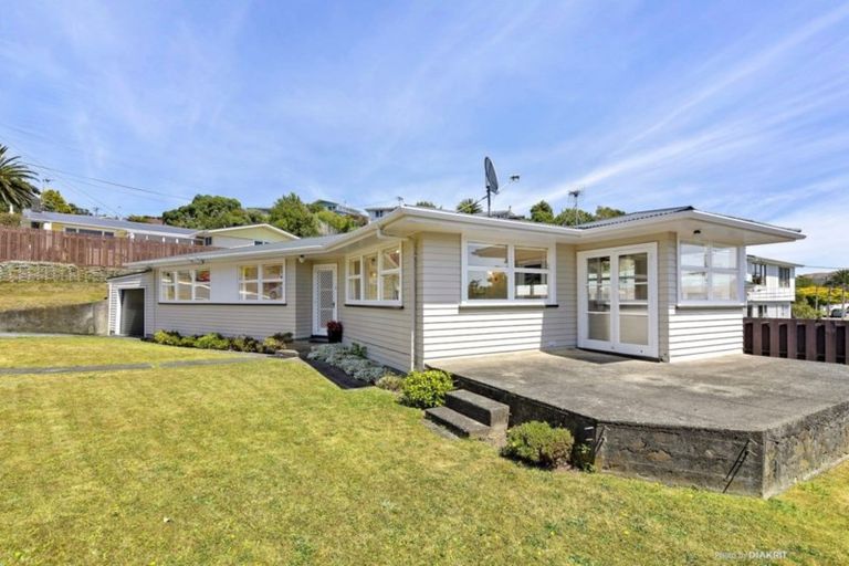 Photo of property in 53 Catherine Crescent, Paparangi, Wellington, 6037