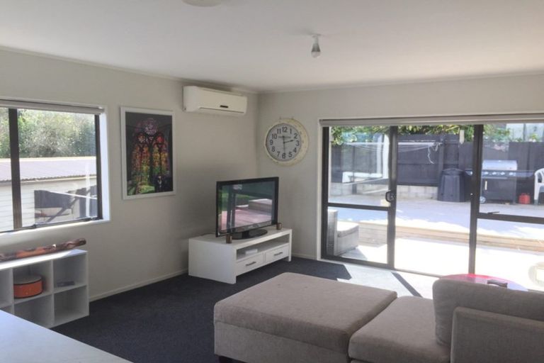 Photo of property in 2/45 Taioma Crescent, Te Atatu Peninsula, Auckland, 0610