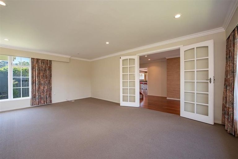 Photo of property in 15 Westview Grove, Miramar, Wellington, 6022