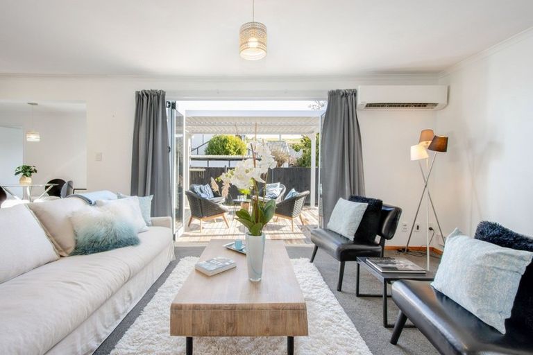 Photo of property in 11 Hammond Road, Taradale, Napier, 4112