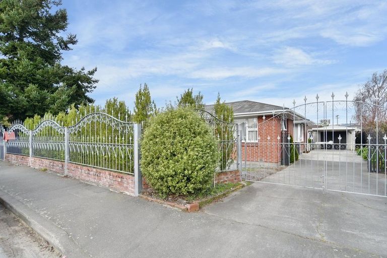 Photo of property in 321 Lake Terrace Road, Shirley, Christchurch, 8061