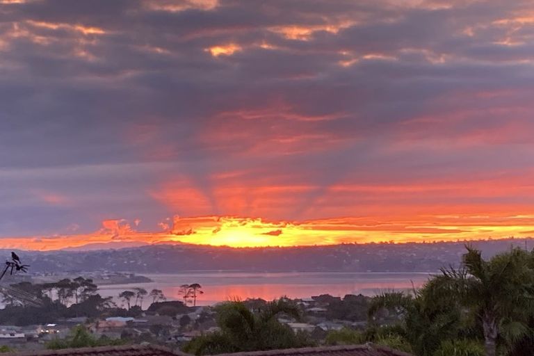 Photo of property in 86 Luckens Road, West Harbour, Auckland, 0618