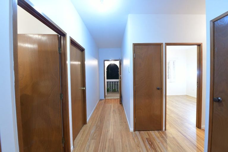 Photo of property in 32 Te Atatu Road, Te Atatu South, Auckland, 0610