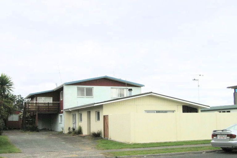 Photo of property in 2/4 Links Avenue, Mount Maunganui, 3116