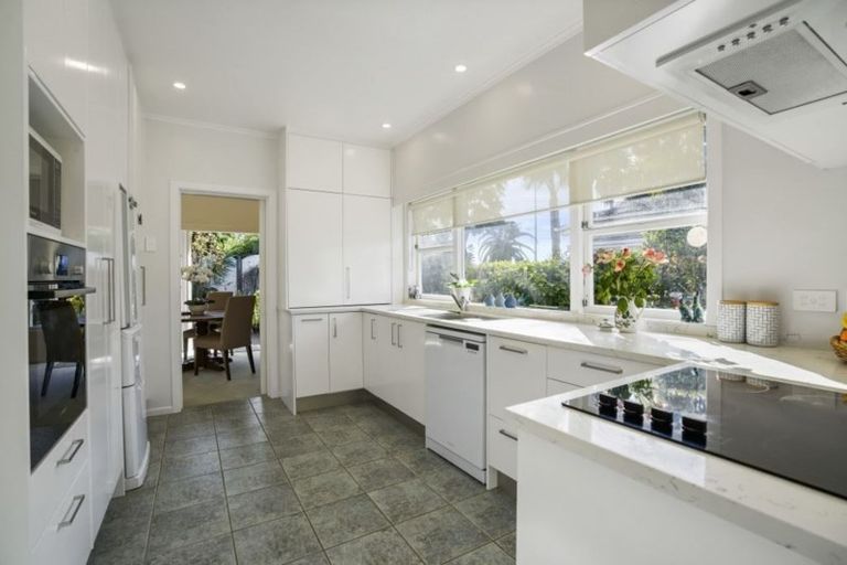 Photo of property in 1/290 East Coast Road, Forrest Hill, Auckland, 0620