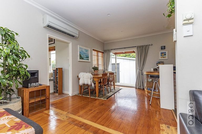 Photo of property in 7 Taupaki Road, Taupaki, Henderson, 0782