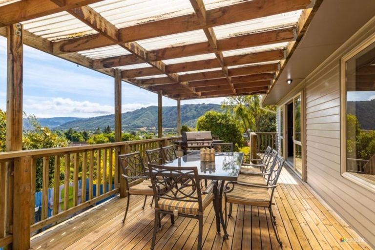 Photo of property in 32 Vista Crescent, Maoribank, Upper Hutt, 5018