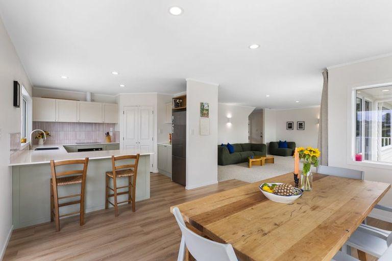 Photo of property in 2/37 Woodlands Crescent, Browns Bay, Auckland, 0630