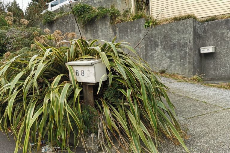 Photo of property in 88 Newlands Road, Newlands, Wellington, 6037