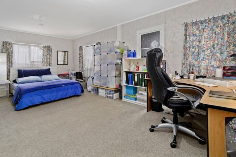 Photo of property in 37 Edgecombe Street, Newlands, Wellington, 6037