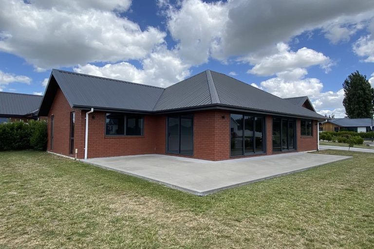 Photo of property in 1 Clifford Close, Leamington, Cambridge, 3432