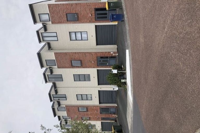 Photo of property in 3 Barnea Circle, Glen Eden, Auckland, 0602