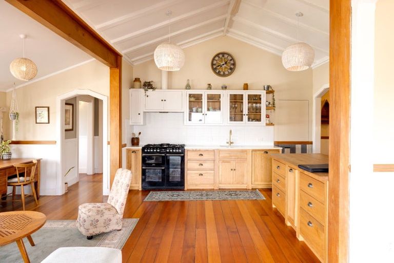 Photo of property in 21 Cobden Road, Bluff Hill, Napier, 4110