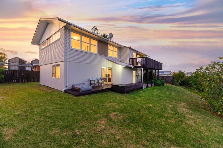 Photo of property in 33 Dawnhaven Drive, Te Atatu Peninsula, Auckland, 0610