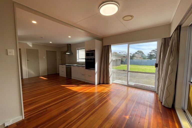 Photo of property in 382 South Road, Omata, New Plymouth, 4374