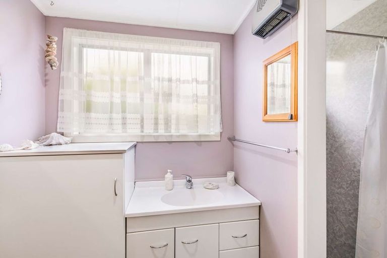 Photo of property in 64 Leamington Street, Waikaia, 9778