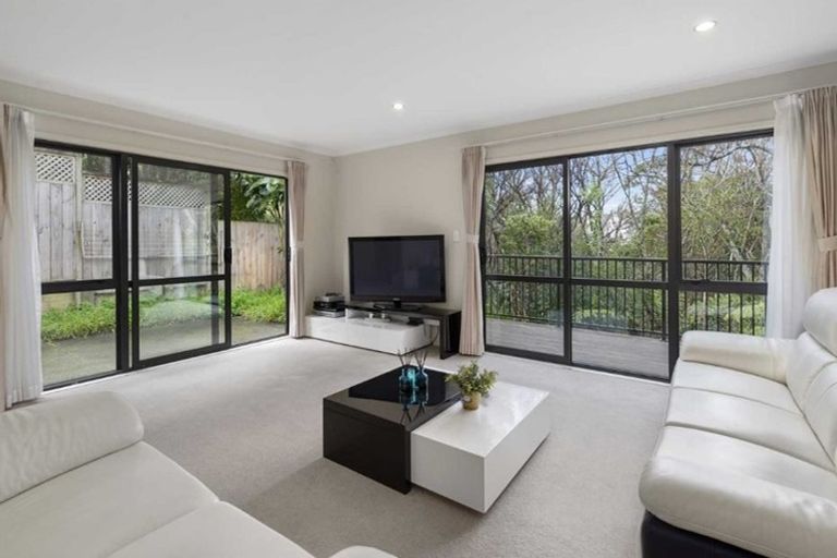 Photo of property in 42 Springvale Drive, Fairview Heights, Auckland, 0632