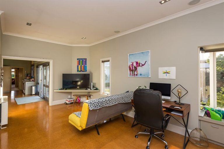 Photo of property in 17 Saint Andrews Square, Strowan, Christchurch, 8052