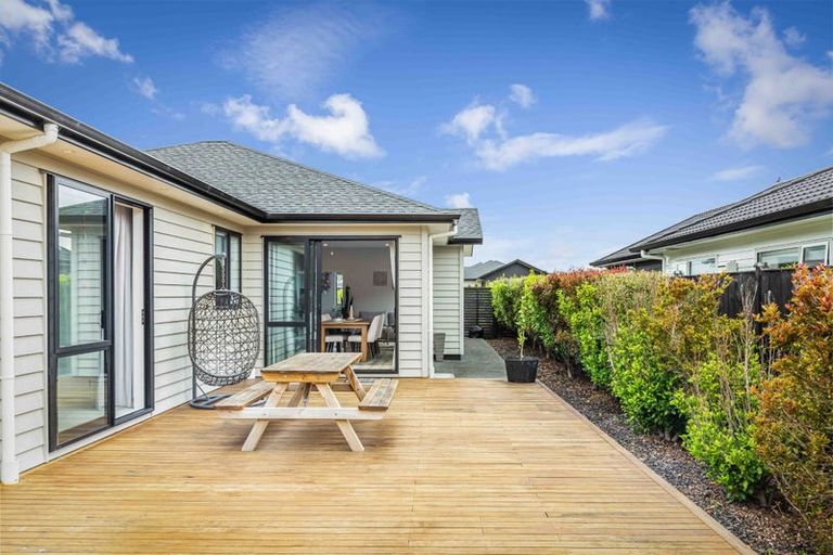 Photo of property in 16 Sir Lincoln Drive, Kumeu, 0810