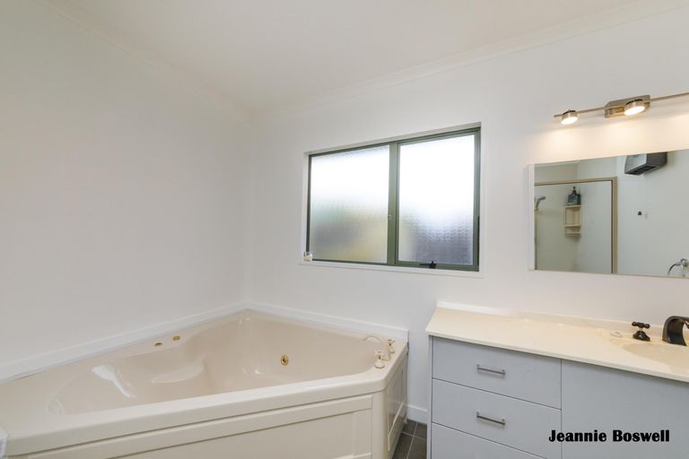 Photo of property in 30 Caroline Crescent, Highbury, Palmerston North, 4412