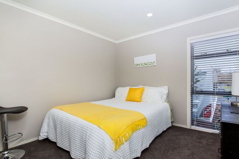 Photo of property in 17 Cinnabar Place, Westgate, Auckland, 0614