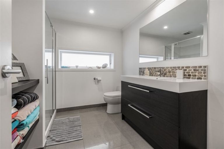 Photo of property in 18 Wairoa Road, Narrow Neck, Auckland, 0624