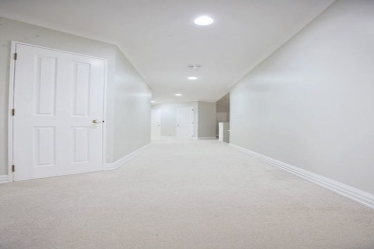 Photo of property in 2 Taroka Close, Pinehill, Auckland, 0632