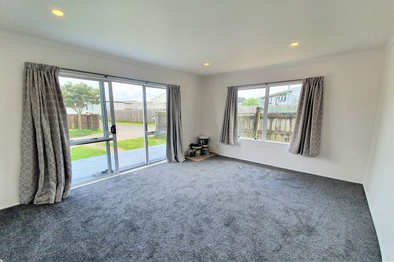 Photo of property in 2/43 Solveig Place, Randwick Park, Auckland, 2105