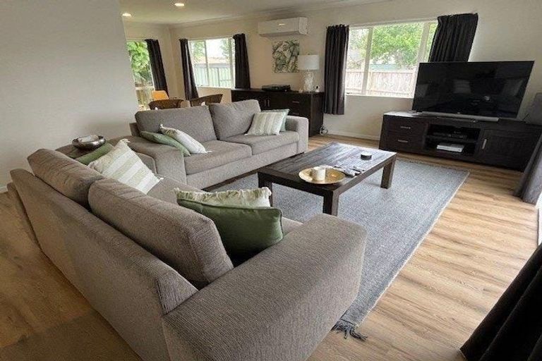 Photo of property in 28 Craigavon Drive, East Tamaki, Auckland, 2013