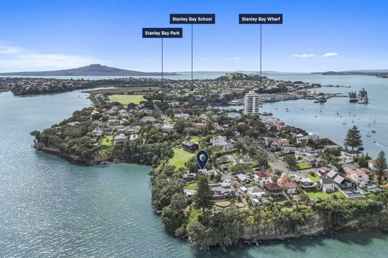 Photo of property in 94 Stanley Point Road, Stanley Point, Auckland, 0624