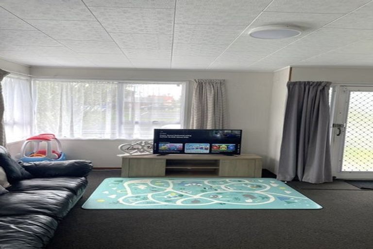 Photo of property in 2/1 Matua Place, Clendon Park, Auckland, 2103