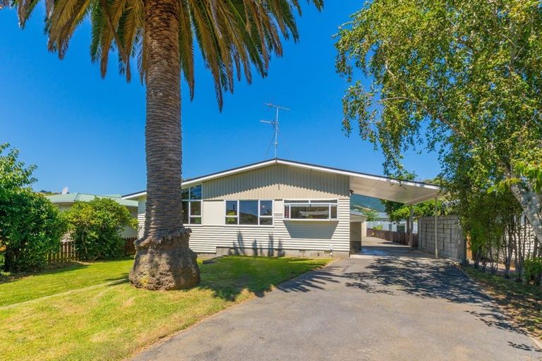 Photo of property in 18 Arawhata Road, Paraparaumu, 5032