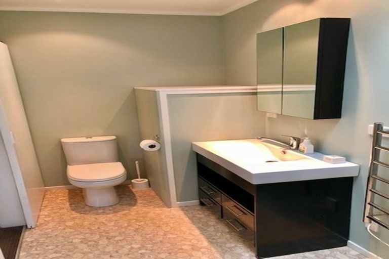 Photo of property in 2/32 Merani Street, Narrow Neck, Auckland, 0622