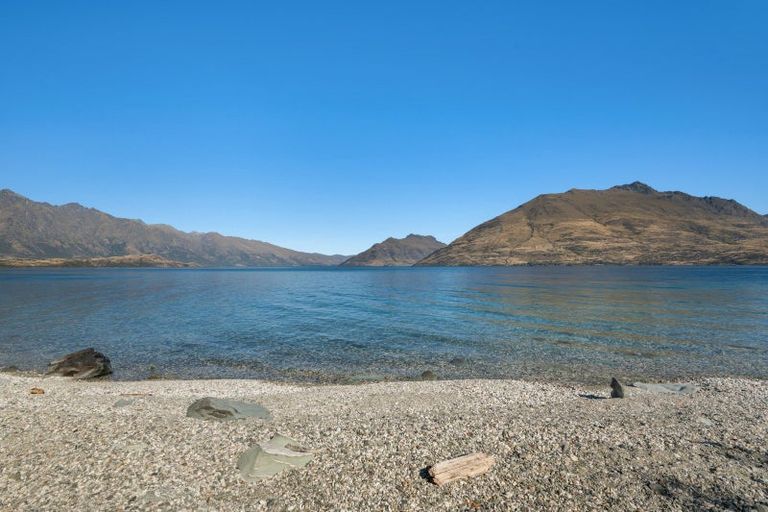 Photo of property in 66 Cedar Drive, Kelvin Heights, Queenstown, 9300