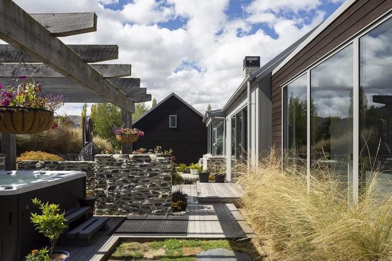 Photo of property in 34 Mountain View Road, Dalefield, Queenstown, 9371