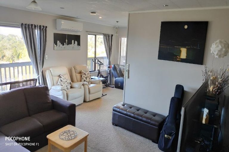 Photo of property in 16 Amery Place, West Harbour, Auckland, 0618